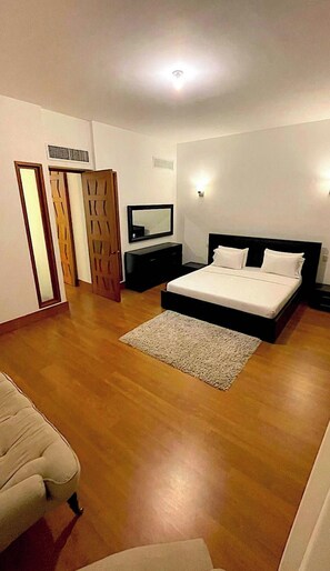 A bedroom with a bed, nightstand, dresser, and a chair. - Srvittinivillas Aptla/ Best View/ Fam/couple/ Team/ Work Tr/ Casa de Campo Rv (La Romana)