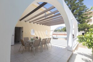 Villa, 5 Schlafzimmer, eigener Pool, Gartenblick | Speisen im Freien