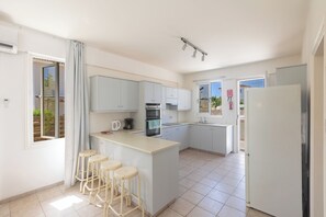 Villa, 5 Bedrooms, Private Pool, Garden View | Private kitchen