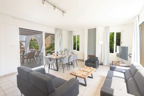 Villa, 5 chambres, piscine privée, vue sur le jardin | Restauration en plein air