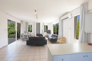 Villa, 5 Bedrooms, Private Pool, Garden View | Interior