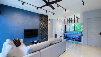 House, 3 Bedrooms, Smoking, Private Pool | Ruang tamu | Buku-buku