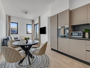 Apartment, 1 Bedroom, Balcony, City View | Dining room