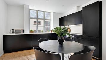 Apartment, 6 Bedrooms, City View | Interior
