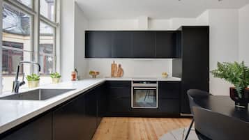 Apartment, 6 Bedrooms, City View | Dining