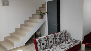 Room, 1 Bedroom | Living room | Books
