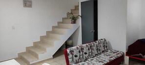 Room, 1 Bedroom | Living room | Books - Room-new Basement Loft With all the Amen (Morelia)