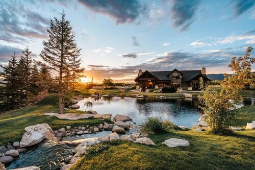 Abode at Journey's End, hot tub, fire pit, lake access, estate