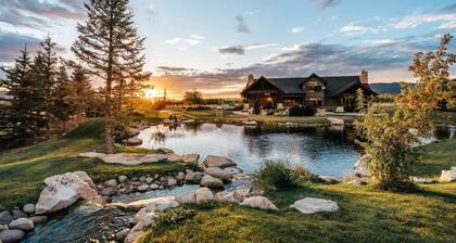 Abode at Journey's End, hot tub, fire pit, lake access, estate