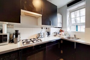 Apartment, 3 Bedrooms, Accessible | Private kitchen - Greenwich - 1930s Retro Flat - 3 Bedrooms (London)