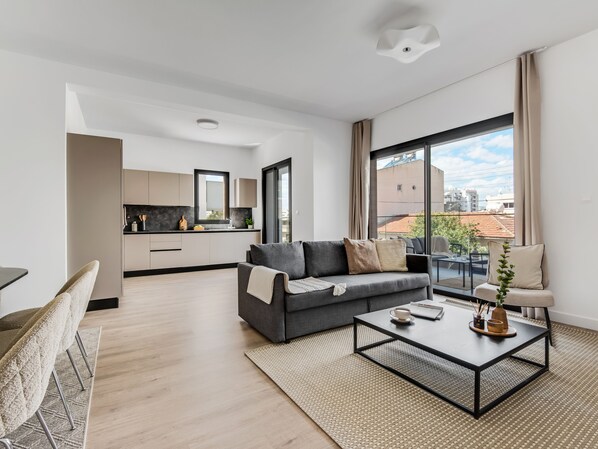 Appartement, 3 chambres, balcon, vue ville | Salle de séjour