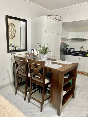 Studio, 1 Bedroom | Dining