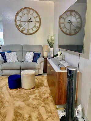 Living area - 1 Bedroom With Free Parking (Morong)