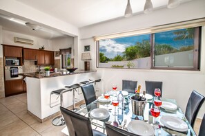 Villa, 4 soverom, privat basseng, havutsikt | Spiseområde