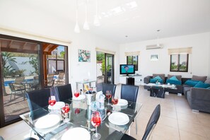 Villa, 4 soverom, privat basseng, havutsikt | Spiseområde