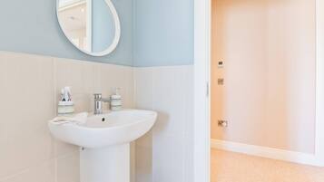 Shared Dormitory, 3 Bedrooms | Bathroom