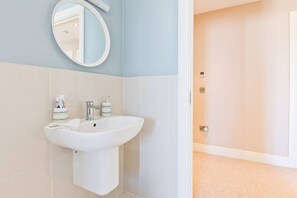 Dormitorio condiviso, 3 camere da letto | Bagno