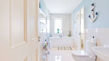 Dortoir Partagé, 3 chambres | Douche de la salle de bain