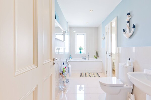 Dormitorio compartido, 3 habitaciones | Regadera en el baño