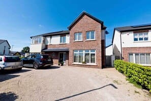 Shared Dormitory, 3 Bedrooms | Exterior - Modern Cosy Rooms 15 Mins To Dublin Airport City (Ballyboghil)