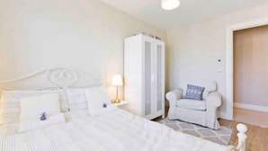 Shared Dormitory, 3 Bedrooms - Modern Cosy Rooms 15 Mins To Dublin Airport City (Ballyboghil)