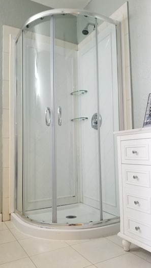 Casa, 2 habitaciones, fumadores, patio | Ducha del cuarto de baño