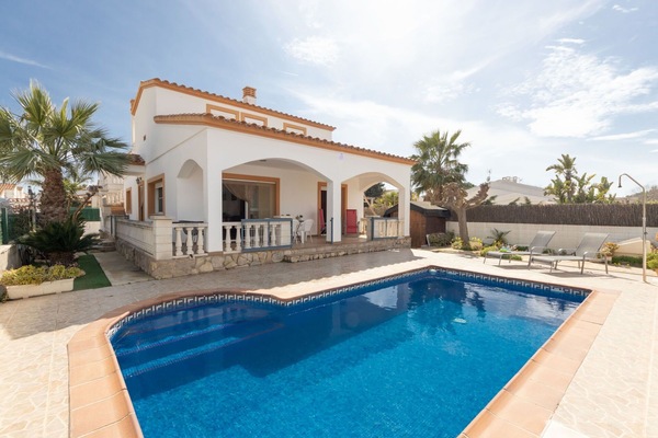 Wolke, Himmel, Wasser, Pflanze, Eigentum, Gebäude, Schwimmbad, Azurblau, Baum, Stuhl