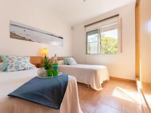 3 slaapkamers, een strijkplank/strijkijzer, reisbedje, gratis wifi