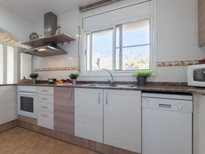 Mikroaaltouuni, uuni, astianpesukone, leivänpaahdin