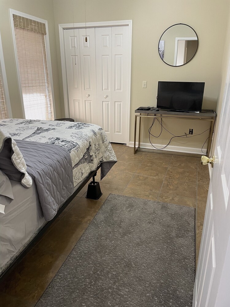 Family size lake house with boat slip, pier and deck! Muscle Shoals