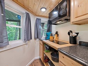 Frigorífico, microondas, placa de cocina y cafetera o tetera