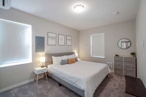 2 bedrooms, desk, iron/ironing board, free WiFi - YOUR Home away from Home | Near Capitol Hill | King Bed | BoardGames (Seattle)