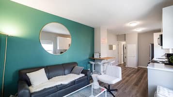 Smart TV, books, stereo