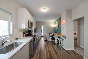 Fridge, microwave, oven, stovetop - YOUR Home away from Home | Near Capitol Hill | King Bed | BoardGames (Seattle)