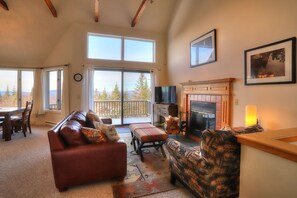 Smart TV, fireplace - Saddleback - Rock Pond Condo 67 - ski in/out (Rangeley)