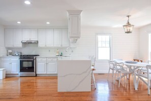 冰箱、微波炉、烤箱、炉灶