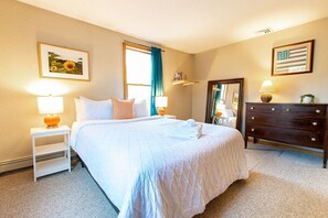 4 bedrooms, iron/ironing board, WiFi, bed sheets - Large Home w/ Fire Pit and Dogs Welcome! (Chatham)