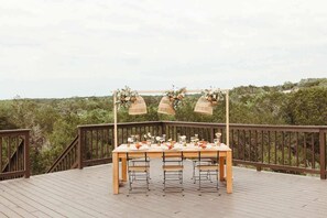 Outdoor dining - La Fortuna | 11-Acre Retreat + Pool & Tipis (Dripping Springs)