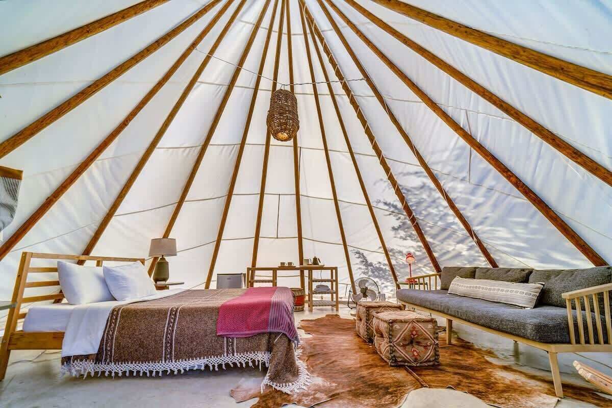 13 quartos, ferros/tábuas de passar roupa, berço de viagem, Wi-Fi