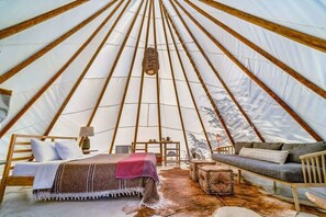 13 bedrooms, iron/ironing board, travel cot, WiFi - La Fortuna | 11-Acre Retreat + Pool & Tipis (Dripping Springs)