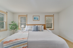 4 bedrooms, desk, travel cot, free WiFi