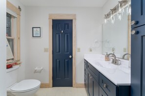 Combined shower/tub, towels - 2505 - Duck Duck Goose, Oceanside with Short Walk to Beach, Community Pool, Open and Airy Living. (Duck)