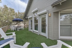 Outdoor dining - 2505 - Duck Duck Goose, Oceanside with Short Walk to Beach, Community Pool, Open and Airy Living. (Duck)