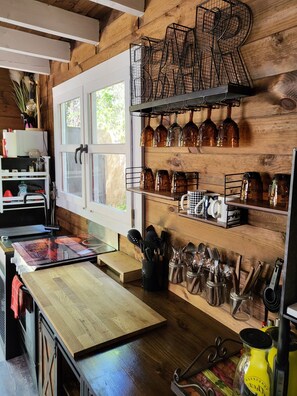 Fridge, microwave, oven, stovetop - The chalet with jacuzzi and sauna (Saint-Jean-du-Pin)