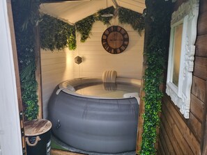 Outdoor spa tub - The chalet with jacuzzi and sauna (Saint-Jean-du-Pin)