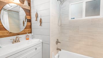 Ducha y bañera combinadas, secador de pelo y toallas