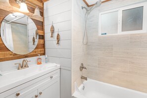 Ducha y bañera combinadas, secador de pelo y toallas