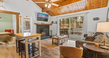 Dark Pine Retreat - Romantic Getaway, Fireplace, Deck, Barbecue