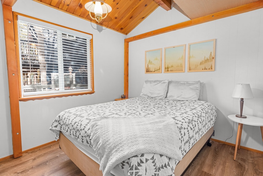 Dark Pine Retreat - Romantic Getaway, Fireplace, Deck, Barbecue - Big Bear
