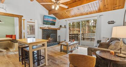 Dark Pine Retreat - Romantic Getaway, Fireplace, Deck, Barbecue